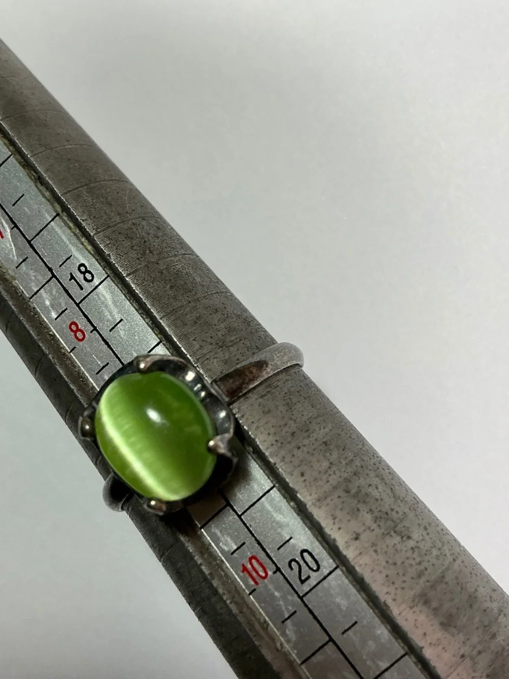 Vintage Sterling Silver Ring with a Green Cats Eye Setting. Size 8.75